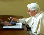 Benoit XVI allume l'arbre de Noël avec une tablette Sony sous Android !