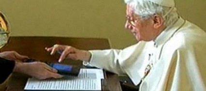Benoit XVI allume l'arbre de Noël avec une tablette Sony sous Android !