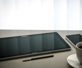 Tablette Samsung avec stylet sur bureau avec tasse de café