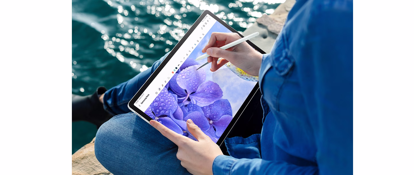Utilisatrice écrivant au stylet S-Pen sur une Galaxy Tab S9 FE.