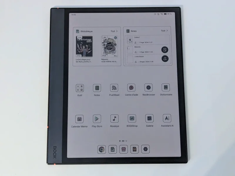 Photo de haut montrant la Note Air4 C sur un meuble blanc.