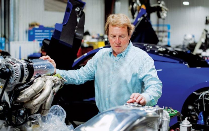 Hennessey examine un moteur de voiture