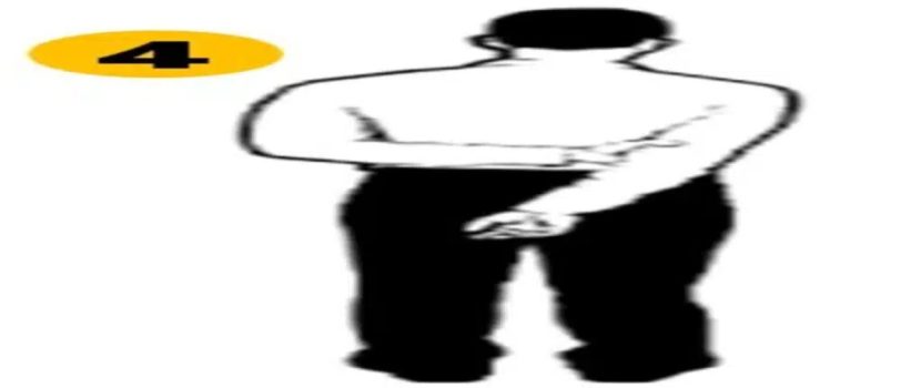 Un bras derrière le dos : le geste de repli