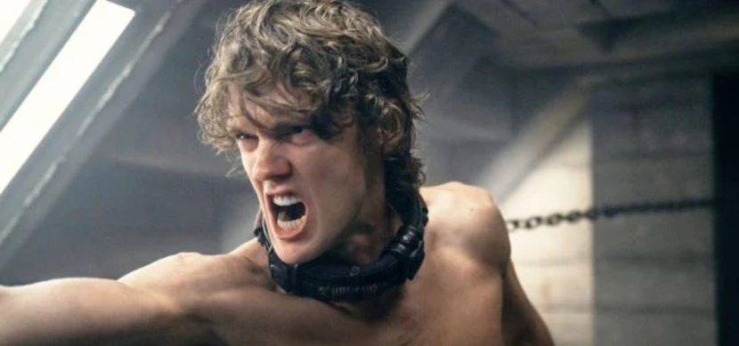 Hunter Doohan dans le rôle de Tyler