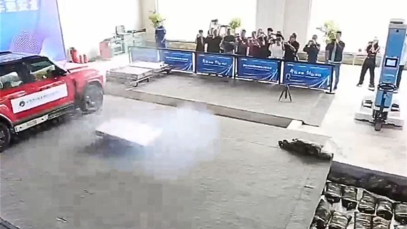 La batterie est expulsé comme une balle de la voiture électrique