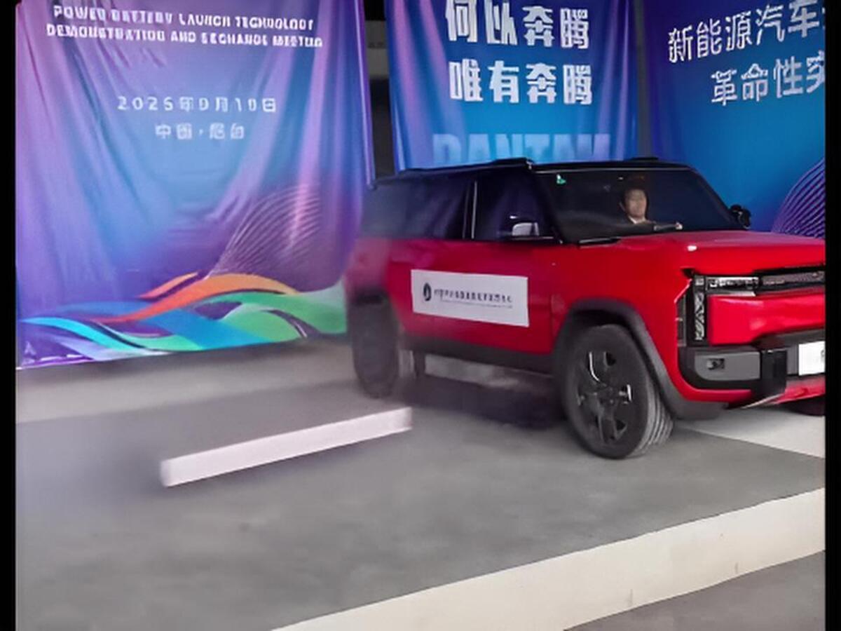 Système anti-cycliste dans une voiture électrique