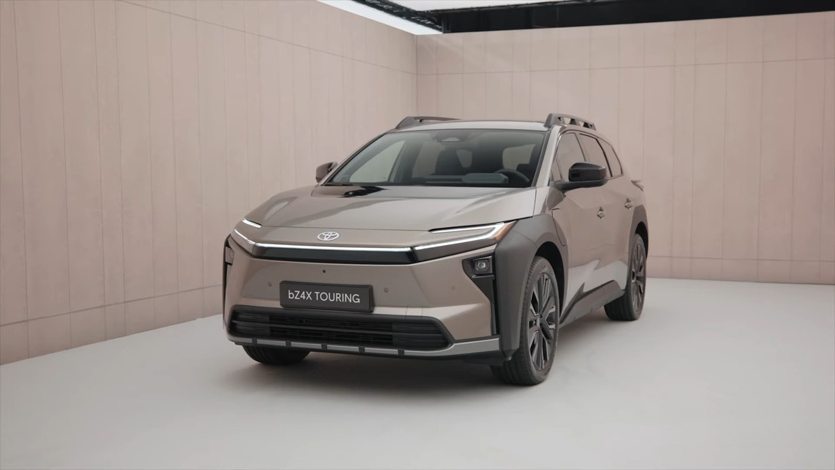 Toyota frappe fort : plus d’autonomie et des prix en baisse pour son SUV électrique videoframe_105670